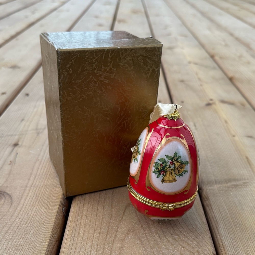 Mr. Christmas Musical Egg Ornament Plays O Come, All Ye Faithful Bell Design